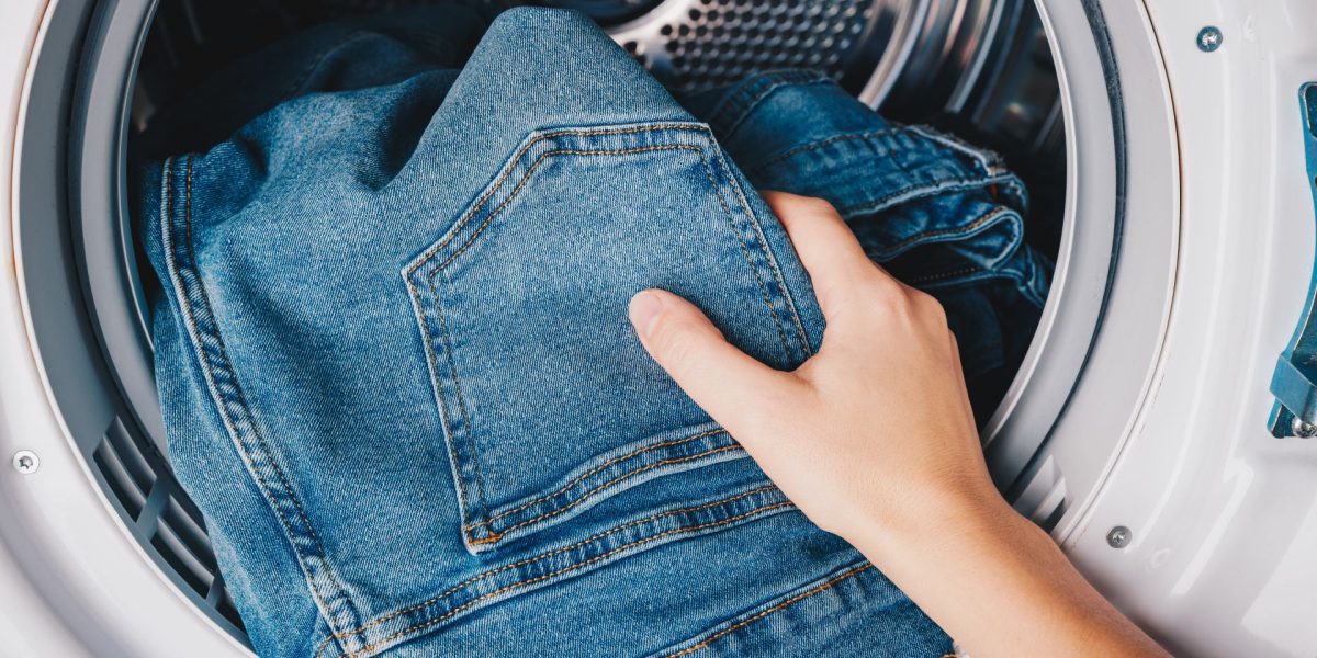 Cât de des spălăm blugii? Testul GENIAL care te pune pe gânduri!