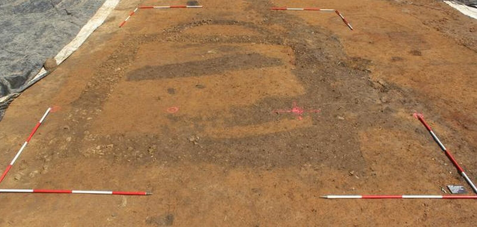 O descoperire arheologică de o importanță excepțională a fost făcută sub străzile orașului german Frankfurt, unde cercetătorii au dezgropat un complex de cult roman care poate rescrie înțelegerea practicilor religioase din provinciile germane ale Imperiului Roman