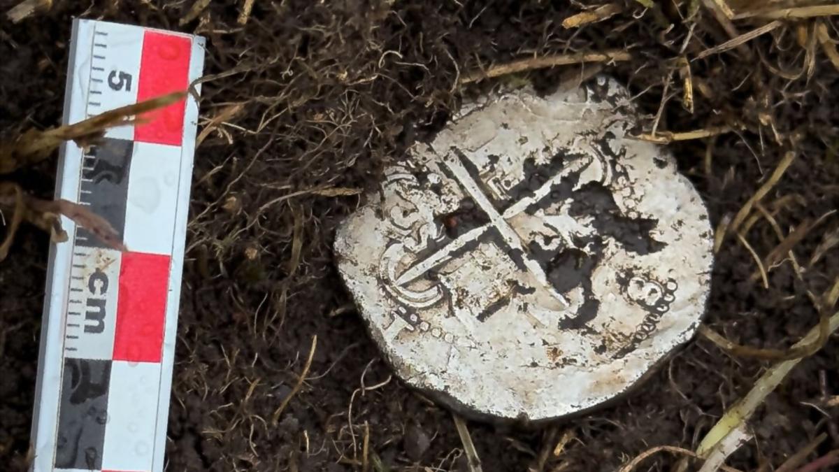 O monedă de argint din secolul al XVI-lea, descoperită recent în apropierea Strâmtorii Magellan, confirmă existența unei colonii europene pierdute, relevând o pagină fascinantă din istoria explorărilor maritime