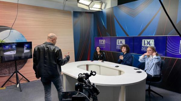 Studenții au avut ocazia să pătrundă în lumea fascinantă a televiziunii, participând la un curs practic despre producția de talk-show-uri chiar în studioul unei stații de știri