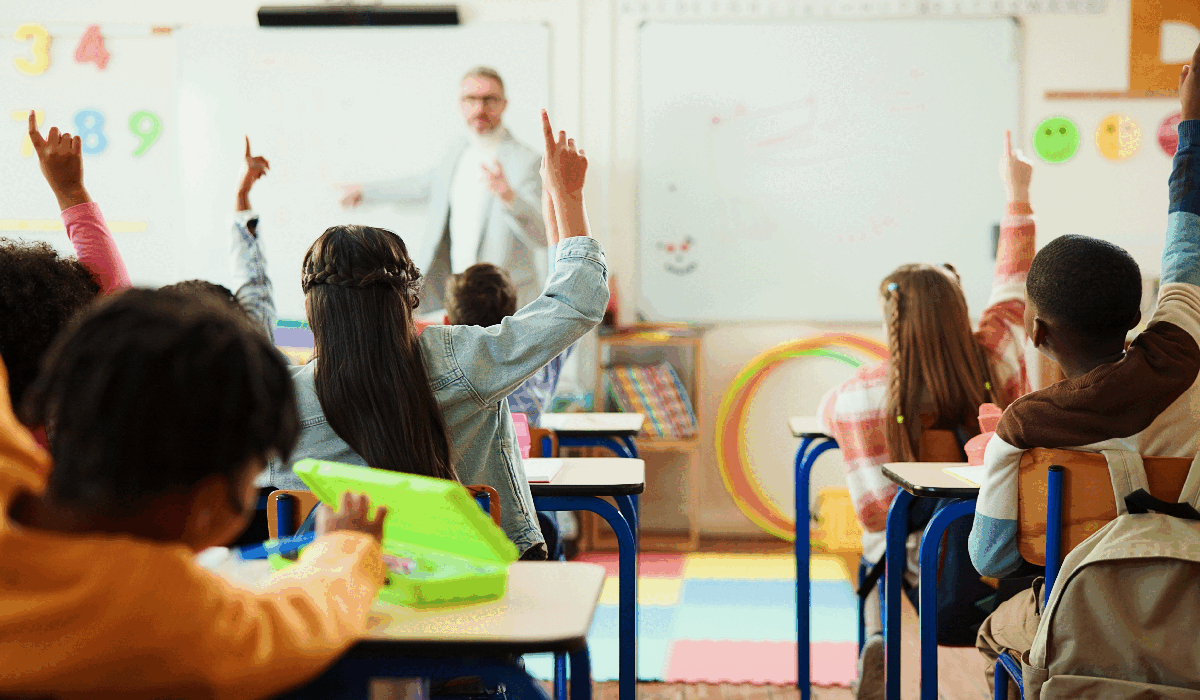 Un profesor din Austria, director al unei școli din Carintia, a acumulat aproximativ 3.000 de ore suplimentare de muncă, fapt care îi permite să stea acasă plătit integral pentru mai mult de cinci ani, aproape de vârsta pensionării