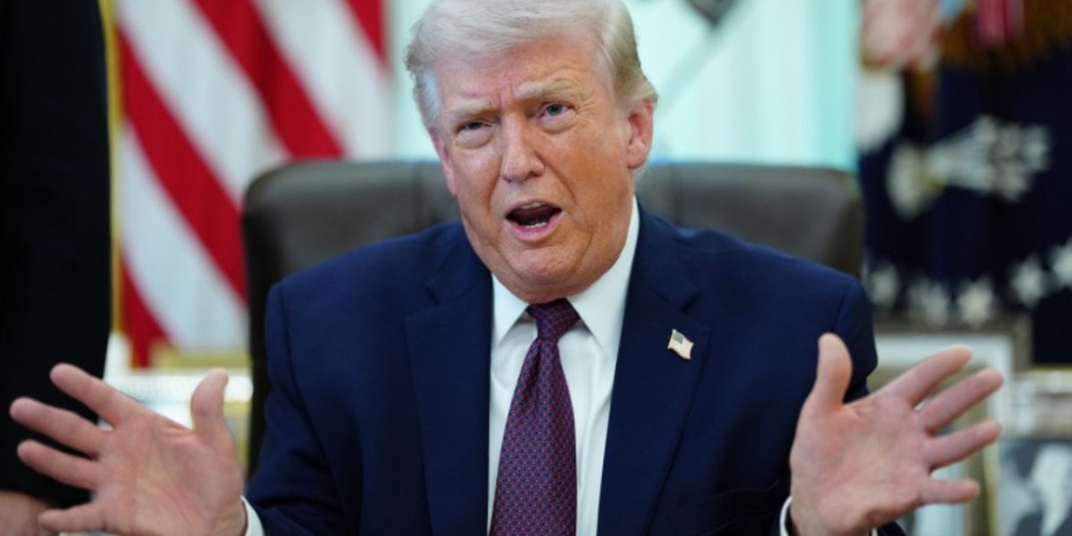 Președintele SUA, Donald Trump, a emis un mesaj dur prin platforma Truth Social, amenințând cu atacuri asupra infrastructurii energetice din Iran dacă Teheranul nu va redeschide strâmtoarea strategică care traversează regiunea