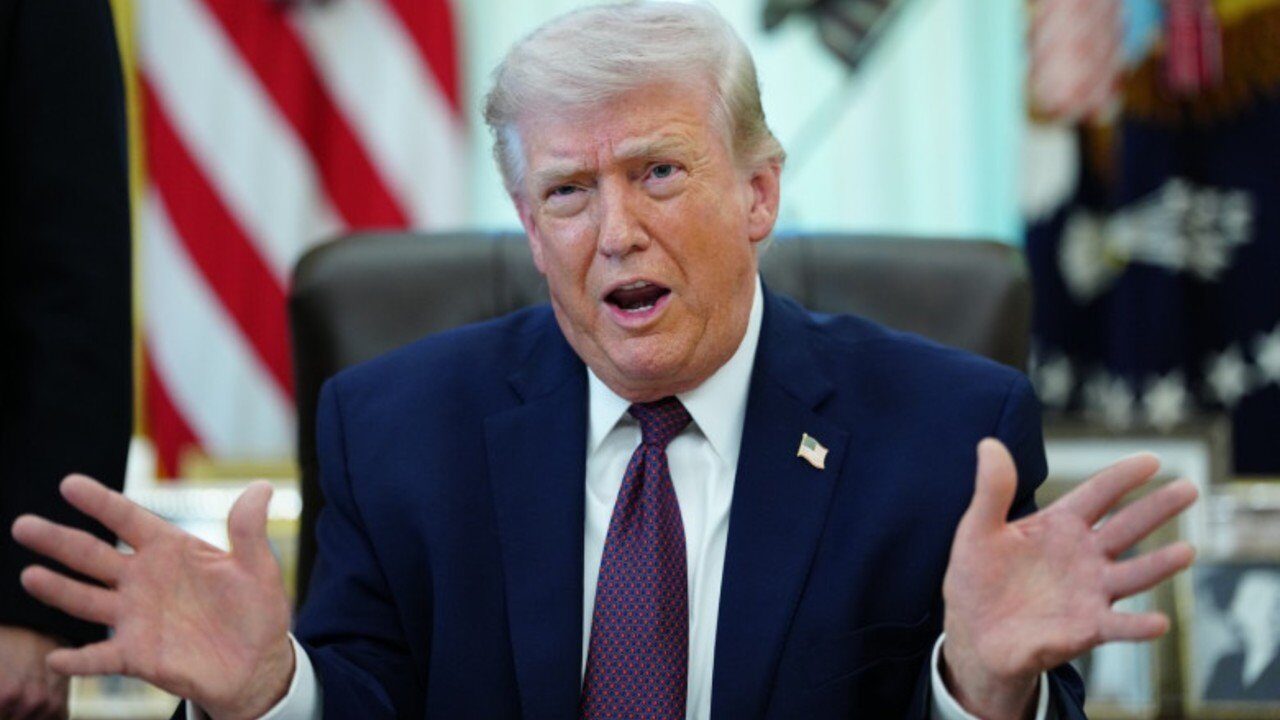 Președintele SUA, Donald Trump, a emis un mesaj dur prin platforma Truth Social, amenințând cu atacuri asupra infrastructurii energetice din Iran dacă Teheranul nu va redeschide strâmtoarea strategică care traversează regiunea