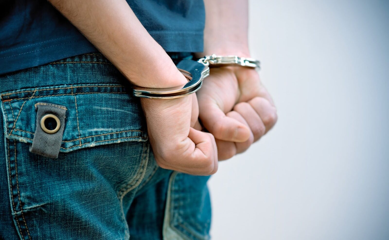 Un bărbat de 23 de ani a fost reținut miercuri dimineață de polițiștii din Capitală, fiind suspectat că a distribuit pe o platformă online un mesaj cu conținut fascist, legionar și rasist, informează surse apropiate anchetei
