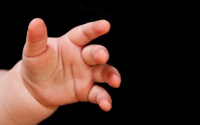 Un bebeluș a fost găsit dormind pe o saltea așezată pe o podea murdară într-un apartament din Roma, înconjurat de gunoaie și mucegai