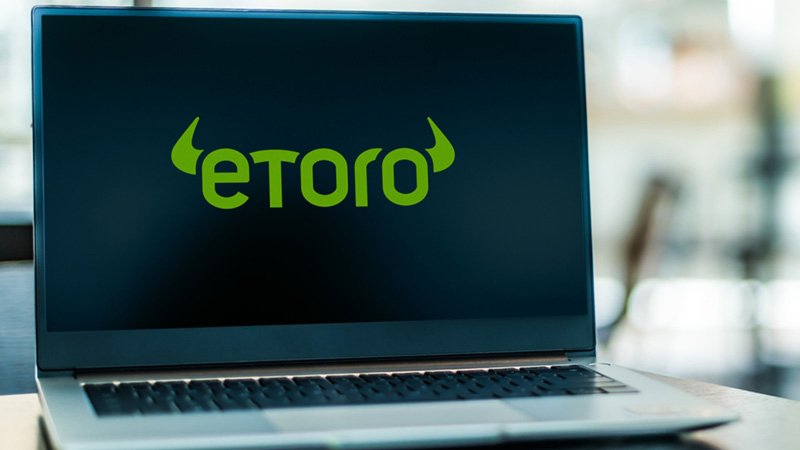 Investitorii individuali se orientează către petrol, minerale rare și software, arată datele eToro București – Pe fondul tensiunilor geopolitice și al progreselor în domeniul inteligenței artificiale (AI), investitorii individuali au direcționat capitalul către sectoarele energetic, minier și de software în primul trimestru al anului 2026