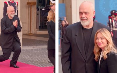 Gestul INCREDIBIL al premierului Albaniei, repetat în fața lui Meloni: Ce ascunde „îngenuncherea”?