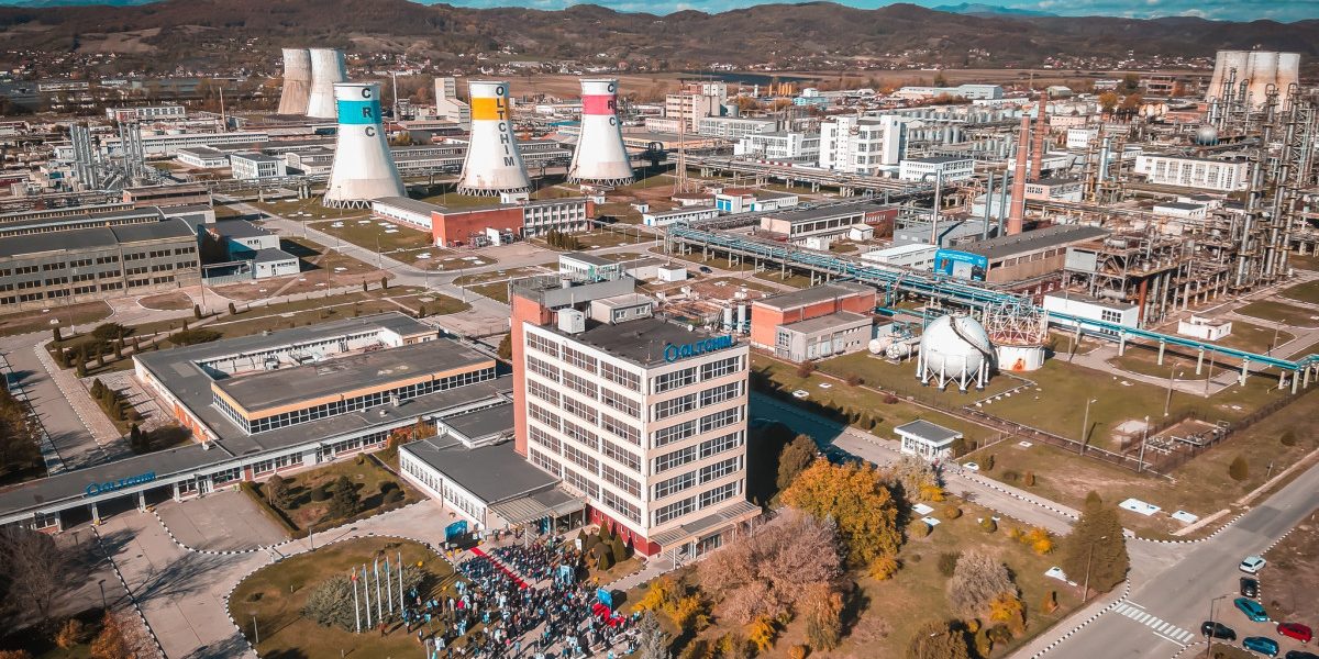 Disponibilizări la Chimcomplex: Angajații, puși în fața faptului, Ministerul Muncii reacționează