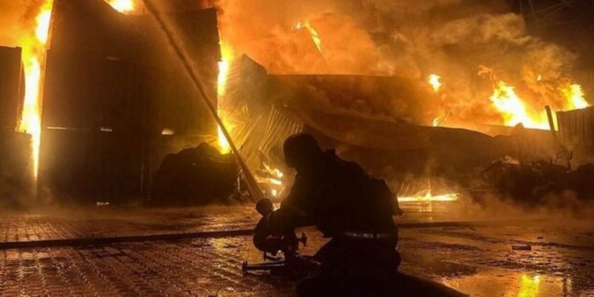 Tineri, ARESTAȚI pentru incendiu la o casă din Galați