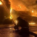 Tineri, ARESTAȚI pentru incendiu la o casă din Galați