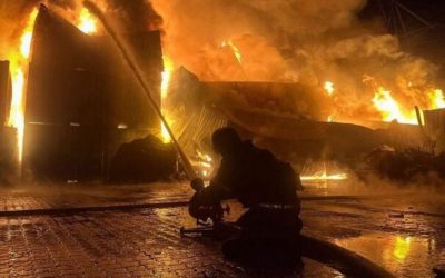 Tineri, ARESTAȚI pentru incendiu la o casă din Galați