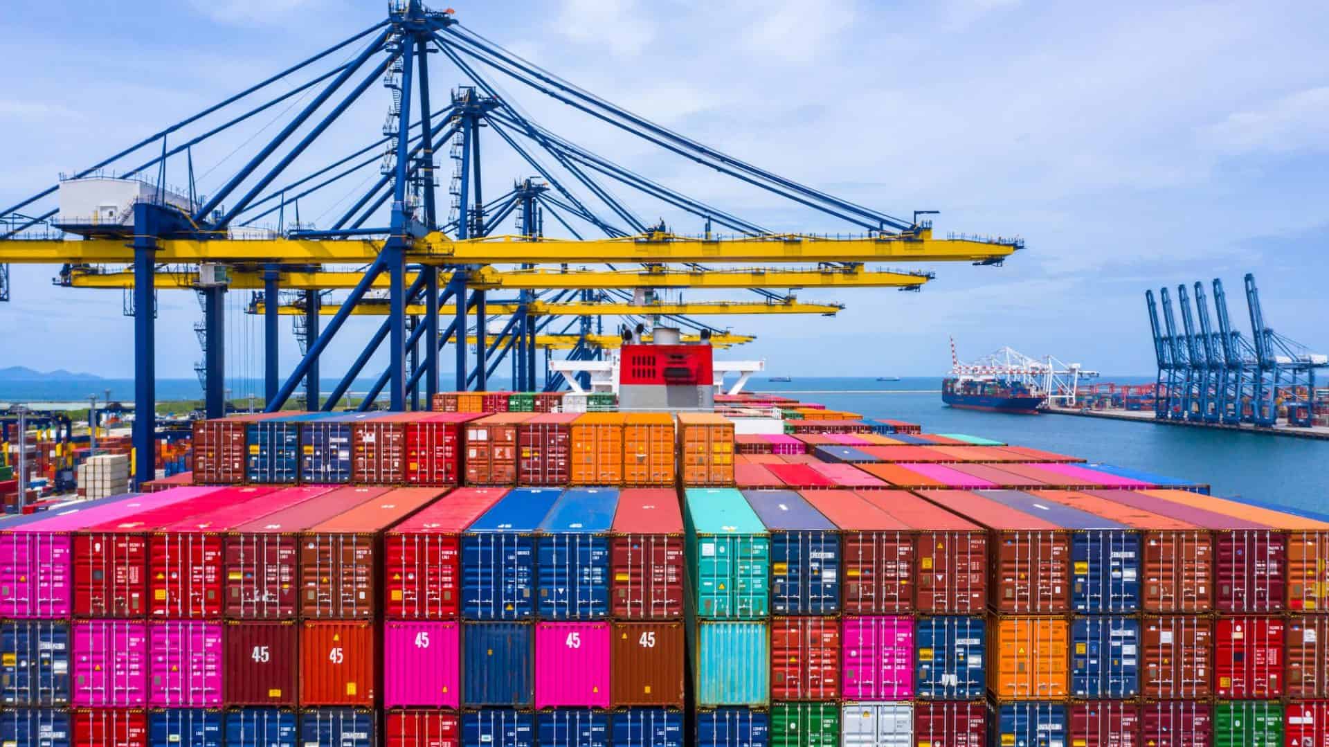 Deficitul comercial s-a redus, dar prețul este scăderea importurilor Deficitul comercial al României a înregistrat o scădere semnificativă în primele două luni din 2026, conform datelor publicate joi