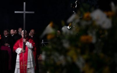 Papa Leon a purtat crucea de lemn pe tot parcursul procesiunii din Vinerea Mare, într-un gest simbolic care va rămâne în istorie, și a condus ceremonialul prin Colosseum, în ciuda mulțimii impresionante de credincioși prezenți