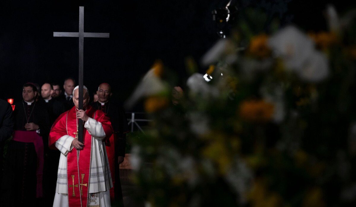 Papa Leon a purtat crucea de lemn pe tot parcursul procesiunii din Vinerea Mare, într-un gest simbolic care va rămâne în istorie, și a condus ceremonialul prin Colosseum, în ciuda mulțimii impresionante de credincioși prezenți
