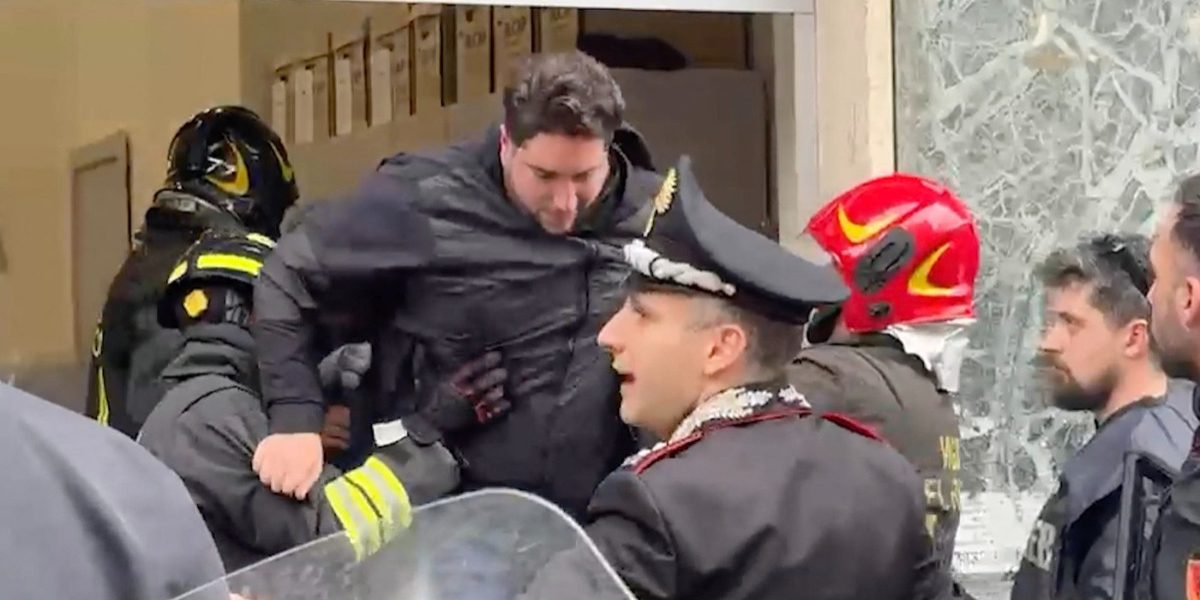 Jaf armat la Napoli: Ostatici ținuți de hoți într-o bancă din centrul orașului