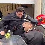 Jaf armat la Napoli: Ostatici ținuți de hoți într-o bancă din centrul orașului