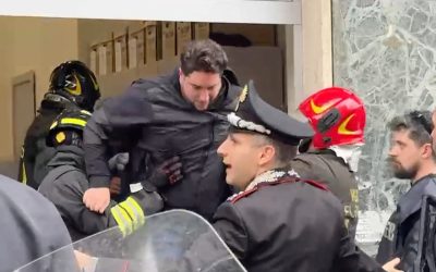 Jaf armat la Napoli: Ostatici ținuți de hoți într-o bancă din centrul orașului