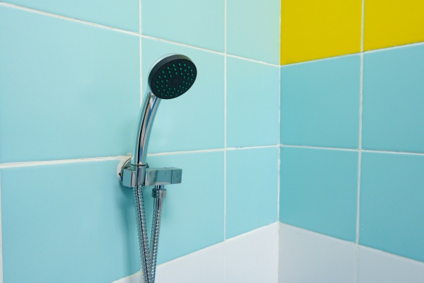 Faianța cade de pe perete? Greșeala banală, crucială pentru români