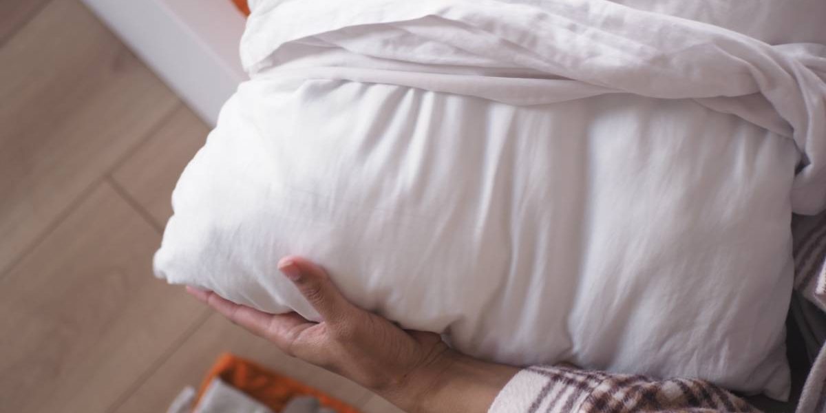 Cât de des schimbi fața de pernă? Greșeala banală care îți distruge sănătatea