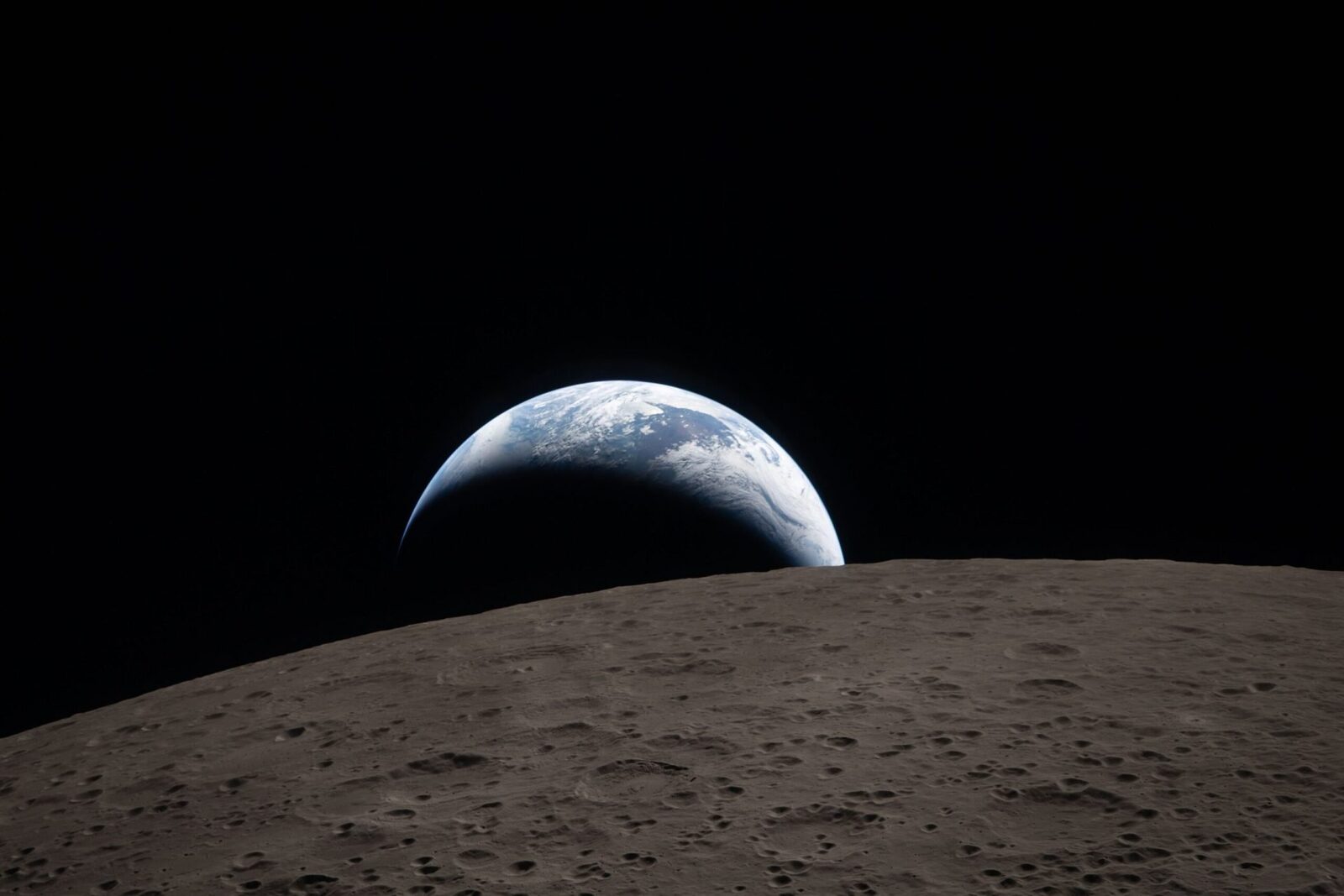 Agenția Spațială Americană NASA a făcut publice primele imagini cu „fața întunecată” a Lunii, surprinse în timpul unei misiuni istorice