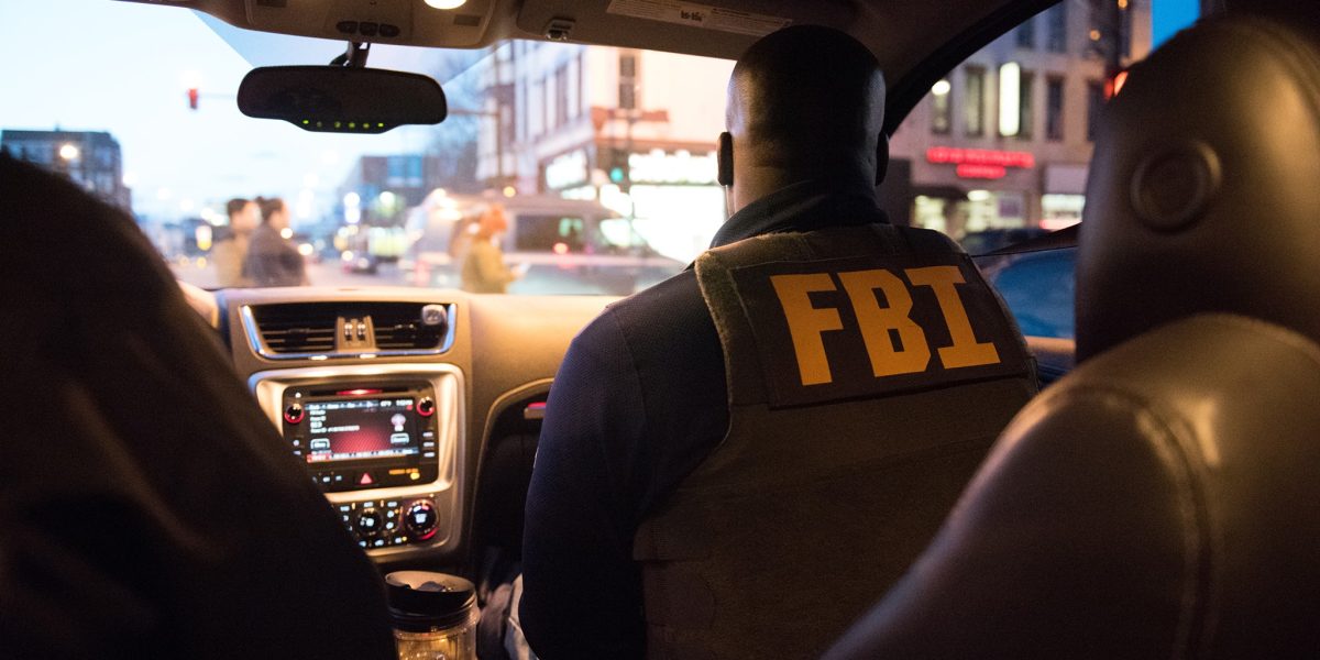 Fosta angajată a armatei SUA, arestată de FBI: scurgere de informații secrete