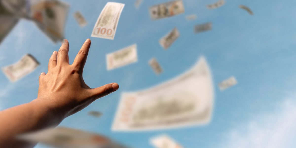 Ceartă în familie cu final șocant: 160.000 de dolari, aruncați de la balcon