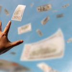 Ceartă în familie cu final șocant: 160.000 de dolari, aruncați de la balcon