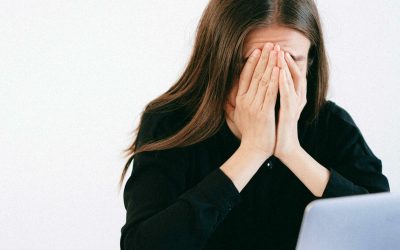 „Cocoșa milenială”: Cum afectează telefoanele și computerele sănătatea fizică Utilizarea excesivă a telefoanelor mobile, a calculatoarelor și a tabletelor începe să lase urme vizibile asupra sănătății fizice a oamenilor