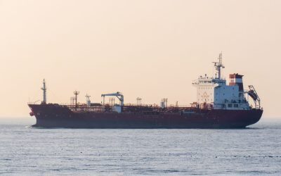 Un anunț surprinzător al președintelui DONALD Trump, privind încetarea focului cu Iran și redeschiderea Strâmtorii Hormuz, a declanșat o scădere semnificativă a prețului petrolului