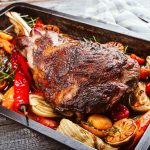 Marinat perfect pentru miel: Friptura care se topește-n gură!