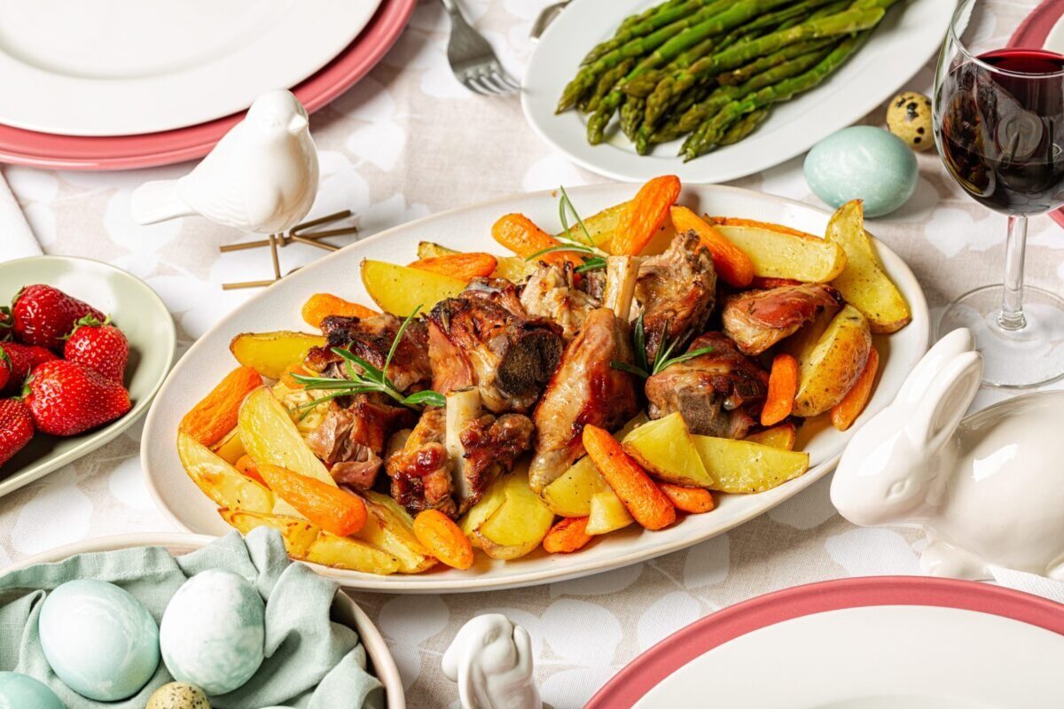 Carnea de miel, o tradiție culinară de Paște, poate fi savurată într-un mod sănătos, cu condiția să alegem metodele de preparare potrivite