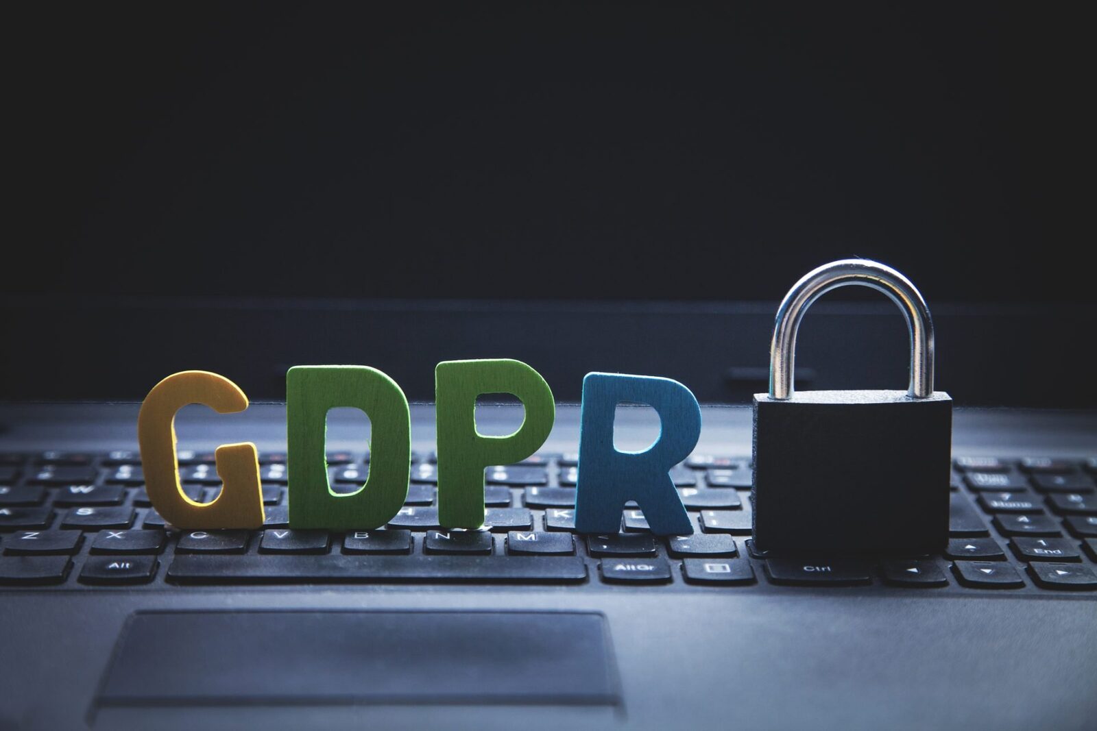 Firma din România amendată cu mii de euro după un atac cibernetic în contextul GDPR 2026