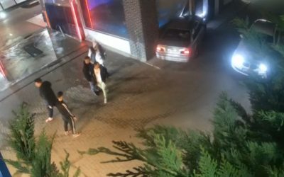 A fugit de bătaie, dar a distrus mașina în Tecuci: totul filmat