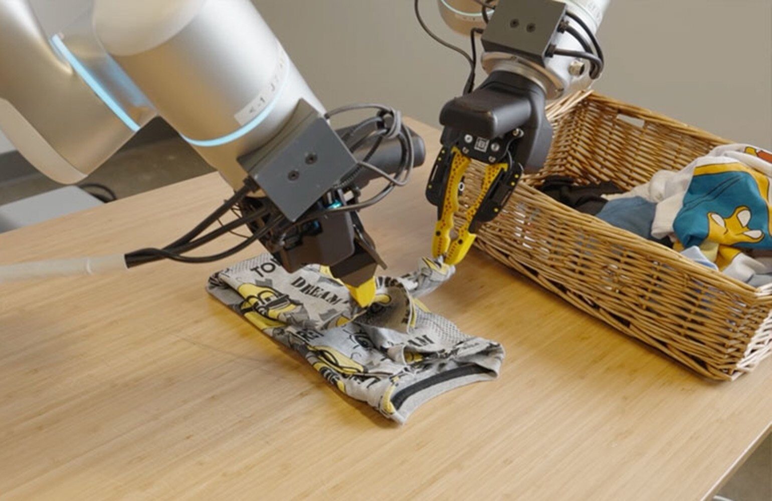 Compania Generalist a anunțat un progres semnificativ în domeniul roboticii cu lansarea modelului GEN-1, un robot care promite o îmbunătățire majoră a fiabilității și eficienței în sarcini repetitive și sensibile