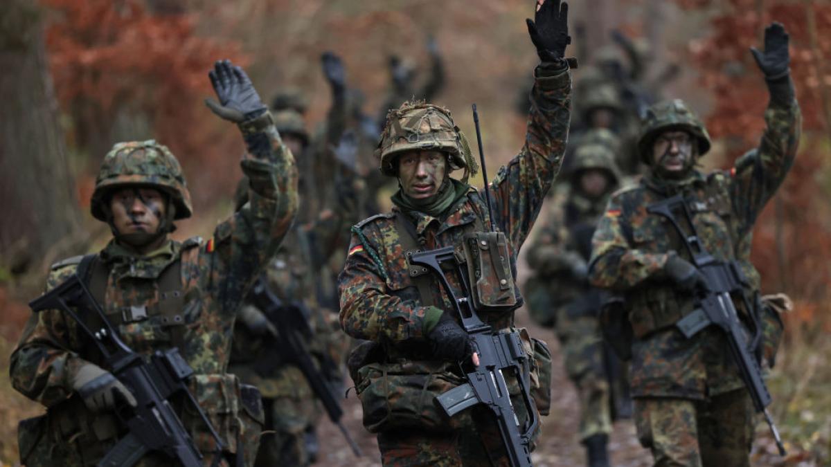 Germanii cu vârste între 17 și 45 de ani nu mai pot pleca din țară fără aprobare militară pentru excursii peste trei luni