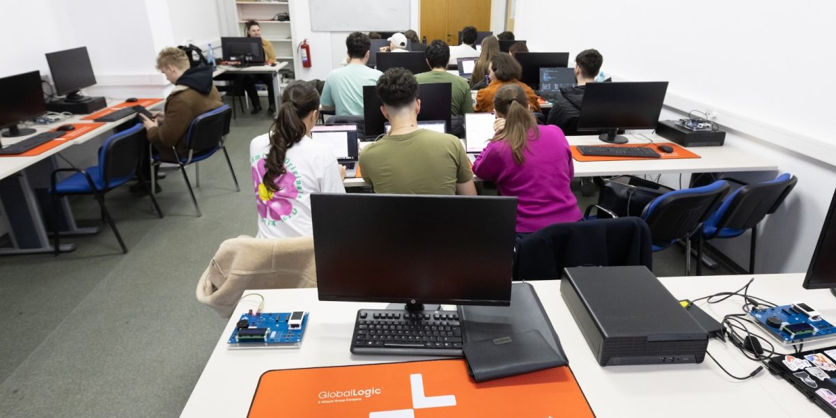 Hitachi modernizează laboratoare la Politehnica București: Investiție pentru viitor