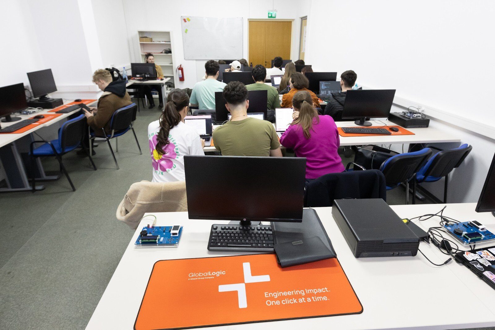 Hitachi modernizează laboratoare la Politehnica București: Investiție pentru viitor