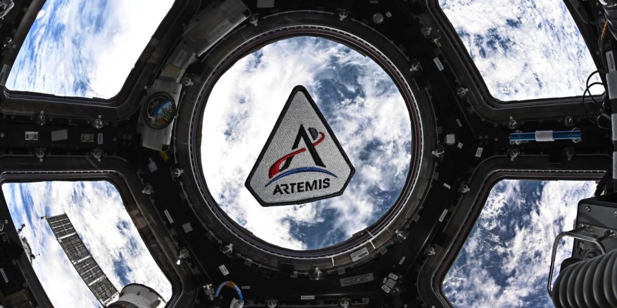 De ce nu apar resturile spațiale în imaginile Artemis II? Misterul orbitei