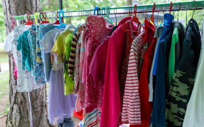 Hainele pentru copii pot conține niveluri periculoase de plumb, iar cercetările recente indică o potențială expunere la această substanță chiar și prin țesătură, nu doar componentele metalice