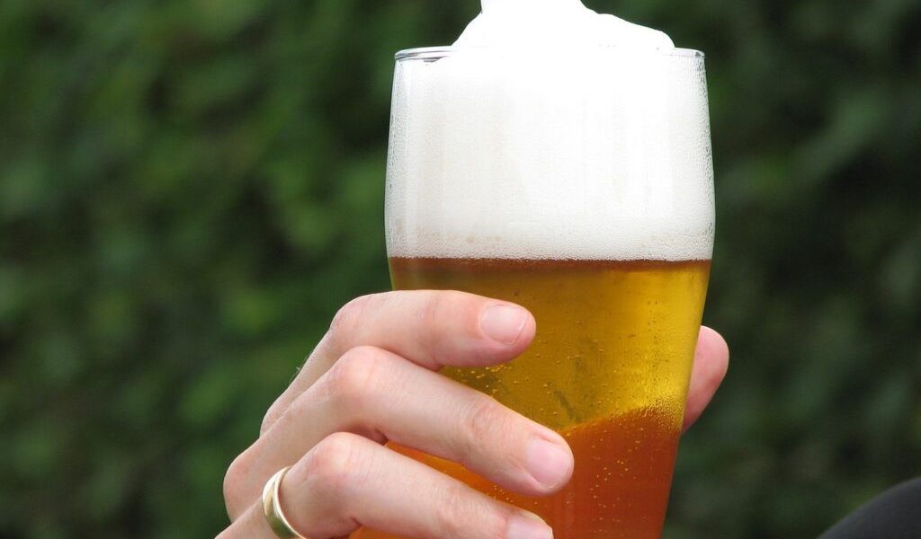 Bere zilnic: ce riscă organismul tău. Studii șocante