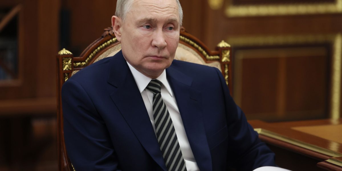 Criza RUSIEI: Războiul și scumpirea petrolului nu acoperă deficitul, armistițiul o îngroapă?