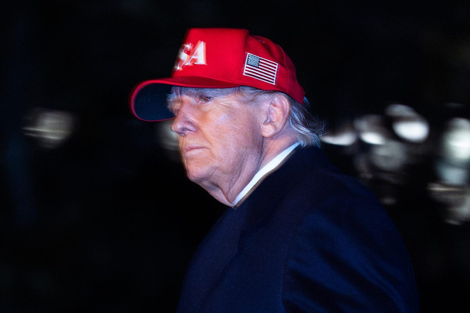 Donald Trump, lovit de inflație: Prețul benzinei în SUA urcă, americanii se revoltă