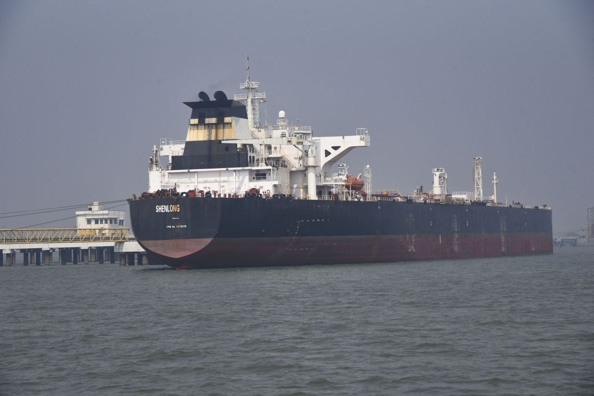 Petrolul NU mai trece prin Ormuz, 20.000 de marinari blocați