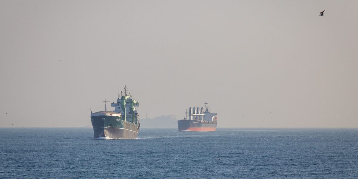 Iranul redeschide Strâmtoarea Ormuz: Navele tranzitează după armistițiu