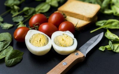 De ce se colorează gălbenușul oului fiert în verde? Trucuri utile