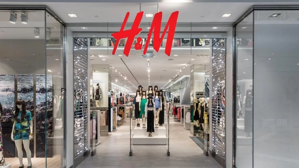 H&M, lovit rău de criză: Închide 160 de magazine din Europa