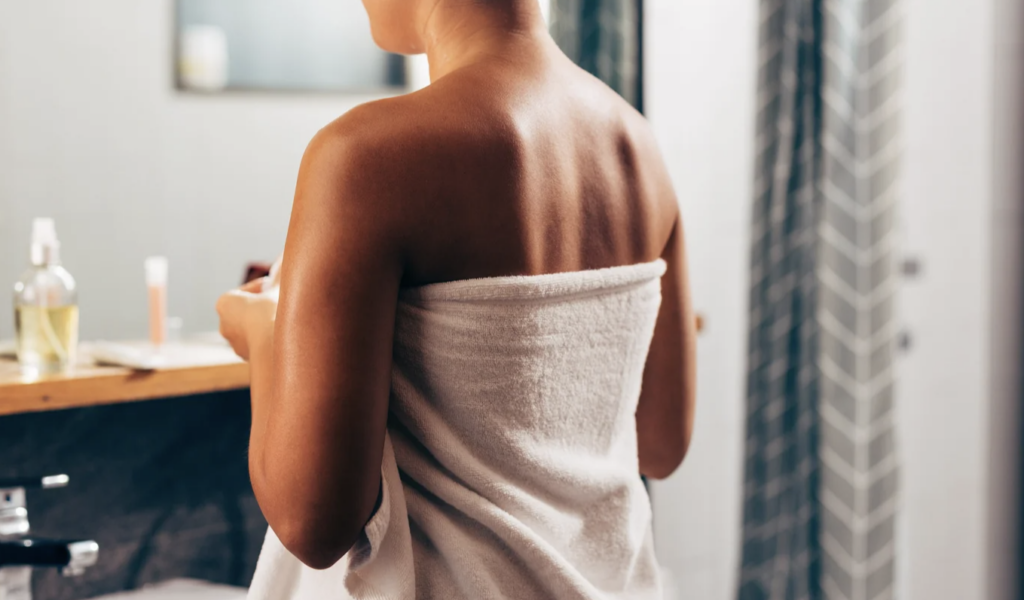 Produsele etichetate drept „naturale” pentru deodorant sunt în creștere pe piața din România, însă specialiștii avertizează că aceste produse pot aduce riscuri pentru sănătate, uneori mai mari decât cele ale variantelor convenționale