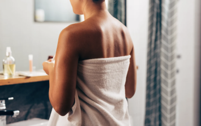 Produsele etichetate drept „naturale” pentru deodorant sunt în creștere pe piața din România, însă specialiștii avertizează că aceste produse pot aduce riscuri pentru sănătate, uneori mai mari decât cele ale variantelor convenționale