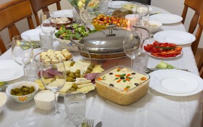 Paștele din acest an vine cu schimbări vizibile în coșul de cumpărături al românilor, influențate de scumpiri și creșterea taxelor