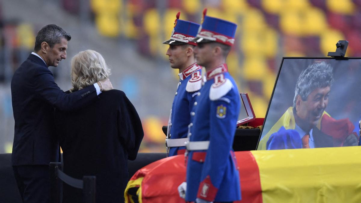 Mircea Lucescu, legendă a fotbalului românesc, a revenit pe un stadion, de data aceasta pentru un ultim omagiu